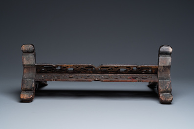 A Chinese wooden table screen with a qianjiang cai plaque, signed Wang Yeting 汪野亭, dated 1924