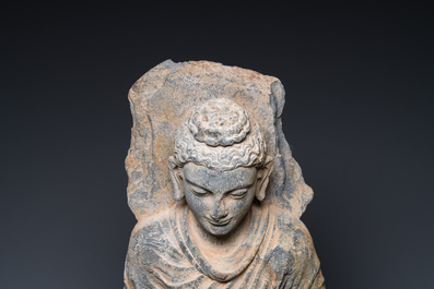 Sculpture de Bouddha Shakyamuni en schiste gris, Gandhara, 3/4&egrave;me