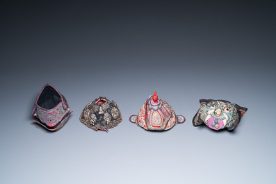 Acht Chinese kindermutsjes, 19/20e eeuw