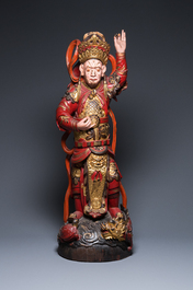 Een grote Vietnamese vergulde en gelakte houten figuur van een hemelse koning, 19/20e eeuw