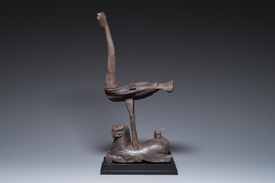 Een Chinese houten sculptuur met een kraanvogel op een tijger, Periode der Strijdende Staten