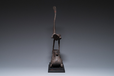 Een Chinese houten sculptuur met een kraanvogel op een tijger, Periode der Strijdende Staten