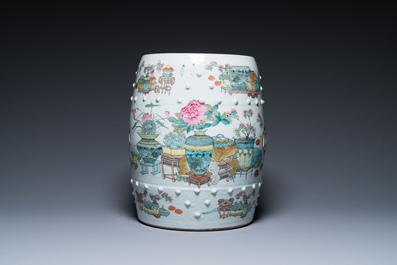A Chinese qianjiang cai garden seat with antiquities in the style of Xu Pinheng 許品衡, 19th C.