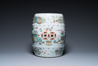 A Chinese qianjiang cai garden seat with antiquities in the style of Xu Pinheng 許品衡, 19th C.