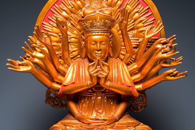 Een grote Vietnamese vergulde en gelakte houten figuur van Avalokitesvara met 18 armen, 19/20e eeuw