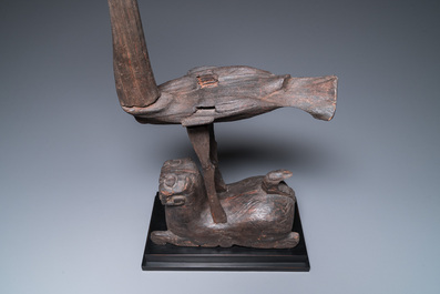Een Chinese houten sculptuur met een kraanvogel op een tijger, Periode der Strijdende Staten