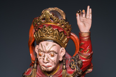 Een grote Vietnamese vergulde en gelakte houten figuur van een hemelse koning, 19/20e eeuw