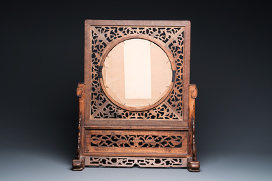 A Chinese wooden table screen with a qianjiang cai plaque, signed Wang Yeting 汪野亭, dated 1924