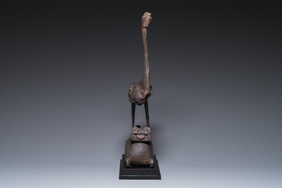 Een Chinese houten sculptuur met een kraanvogel op een tijger, Periode der Strijdende Staten