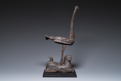 Een Chinese houten sculptuur met een kraanvogel op een tijger, Periode der Strijdende Staten