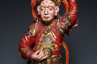 Een grote Vietnamese vergulde en gelakte houten figuur van een hemelse koning, 19/20e eeuw