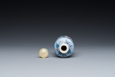 Een Chinese blauw-witte en koperrode snuiffles, 19e eeuw