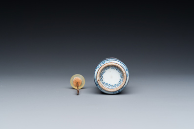 Een Chinese blauw-witte en koperrode snuiffles, 19e eeuw