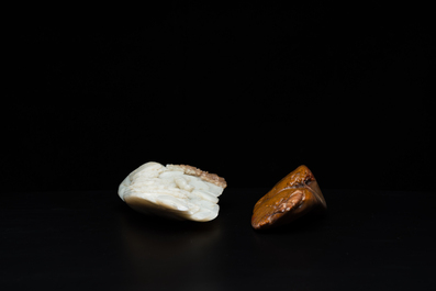 Een Chinese bruine jade zegelstempel met inscriptie en een witte jade sculptuur van een berglandschap, 19/20e eeuw