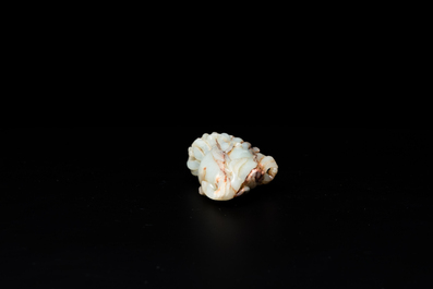 Vijf Chinese snijwerken in celadon en witte jade, 19/20e eeuw