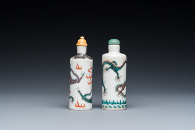 Two Chinese famille verte 'dragons' snuff bottles, 19th C.