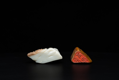 Een Chinese bruine jade zegelstempel met inscriptie en een witte jade sculptuur van een berglandschap, 19/20e eeuw