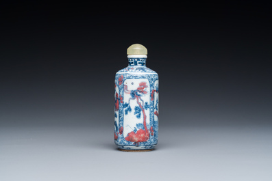 Een Chinese blauw-witte en koperrode snuiffles, 19e eeuw