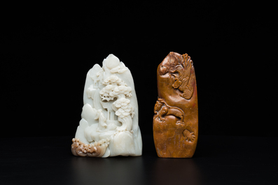Een Chinese bruine jade zegelstempel met inscriptie en een witte jade sculptuur van een berglandschap, 19/20e eeuw
