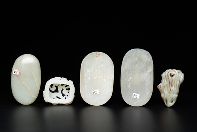 Vijf Chinese snijwerken in celadon en witte jade, 19/20e eeuw