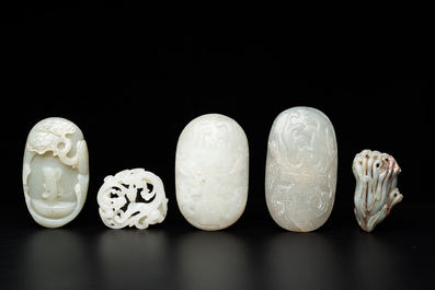 Vijf Chinese snijwerken in celadon en witte jade, 19/20e eeuw