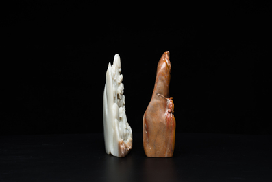 Een Chinese bruine jade zegelstempel met inscriptie en een witte jade sculptuur van een berglandschap, 19/20e eeuw