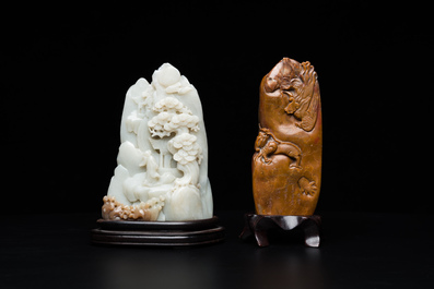 Een Chinese bruine jade zegelstempel met inscriptie en een witte jade sculptuur van een berglandschap, 19/20e eeuw