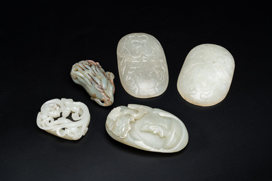 Vijf Chinese snijwerken in celadon en witte jade, 19/20e eeuw