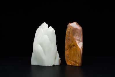 Een Chinese bruine jade zegelstempel met inscriptie en een witte jade sculptuur van een berglandschap, 19/20e eeuw