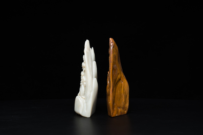 Een Chinese bruine jade zegelstempel met inscriptie en een witte jade sculptuur van een berglandschap, 19/20e eeuw