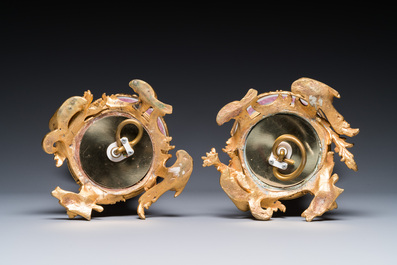 Paire de vases en porcelaine de Chine famille rose mont&eacute;s en lampes en bronze dor&eacute;, Yongzheng