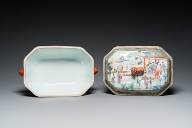 Een Chinese octagonale famille rose dekselterrine op onderschotel met mandarijns decor, Qianlong