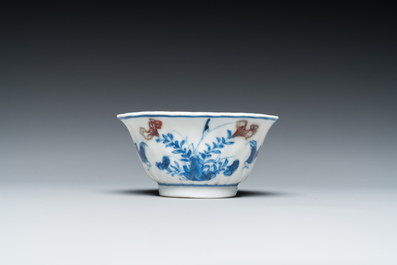 Een Chinese blauw-witte en koperrode kop en schotel, Kangxi