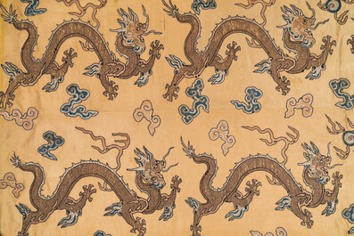Panneau de forme rectangulaire en soie brod&eacute;e &agrave; d&eacute;cor de seize dragons &agrave; cinq griffes sur fond jaune, marque Da Ming 大明, Chine, 19&egrave;me