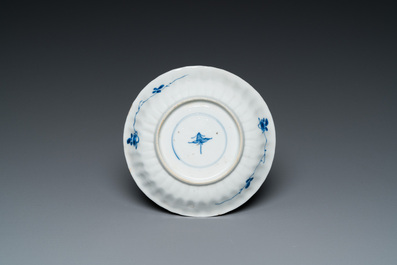 Een Chinese blauw-witte en koperrode kop en schotel, Kangxi