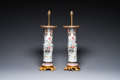 Paire de vases en porcelaine de Chine famille rose mont&eacute;s en lampes en bronze dor&eacute;, Yongzheng