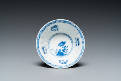 Een Chinese blauw-witte en koperrode kop en schotel, Kangxi