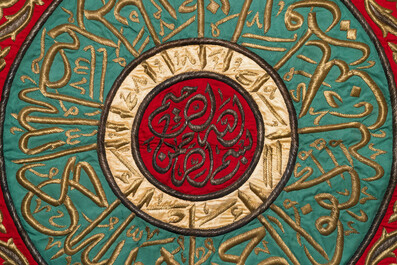 Een paar Ottomaanse met verzilverde en vergulde metaaldraad geborduurde zijden 'Samadiya' doeken voor op de Ka&auml;ba