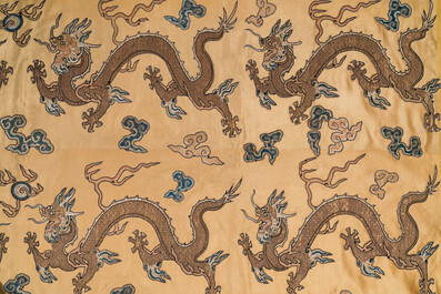Panneau de forme rectangulaire en soie brod&eacute;e &agrave; d&eacute;cor de seize dragons &agrave; cinq griffes sur fond jaune, marque Da Ming 大明, Chine, 19&egrave;me