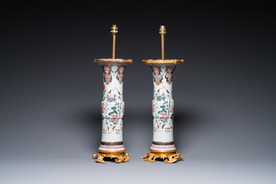 Paire de vases en porcelaine de Chine famille rose mont&eacute;s en lampes en bronze dor&eacute;, Yongzheng