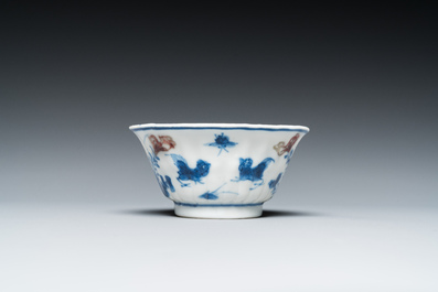 Een Chinese blauw-witte en koperrode kop en schotel, Kangxi
