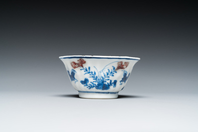 Een Chinese blauw-witte en koperrode kop en schotel, Kangxi