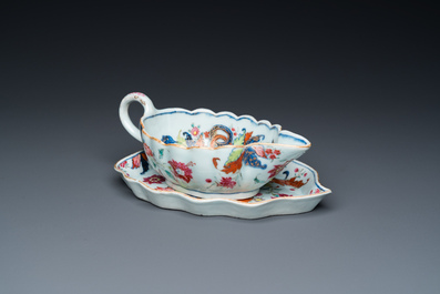Sauci&egrave;re sur son support en porcelaine de Chine famille rose &agrave; d&eacute;cor dit 'pseudo-feuilles de tabac', Qianlong
