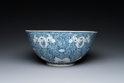 Rare bol en fa&iuml;ence de Delft en bleu et blanc &agrave; d&eacute;cor de grotesques dans le style de Daniel Marot, dat&eacute; 1720