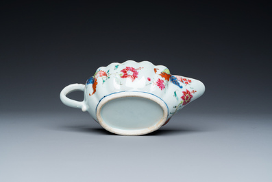 Sauci&egrave;re sur son support en porcelaine de Chine famille rose &agrave; d&eacute;cor dit 'pseudo-feuilles de tabac', Qianlong