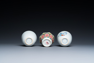Vier Chinese schotels en drie koppen in blauw-wit, doucai en famille rose porselein, Kangxi en later