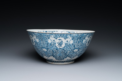Rare bol en fa&iuml;ence de Delft en bleu et blanc &agrave; d&eacute;cor de grotesques dans le style de Daniel Marot, dat&eacute; 1720