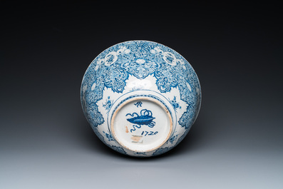 Rare bol en fa&iuml;ence de Delft en bleu et blanc &agrave; d&eacute;cor de grotesques dans le style de Daniel Marot, dat&eacute; 1720