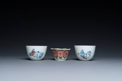Vier Chinese schotels en drie koppen in blauw-wit, doucai en famille rose porselein, Kangxi en later
