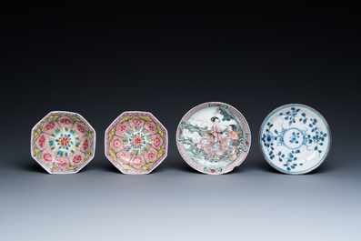 Vier Chinese schotels en drie koppen in blauw-wit, doucai en famille rose porselein, Kangxi en later